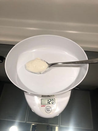 peso cucchiaio con yogurt