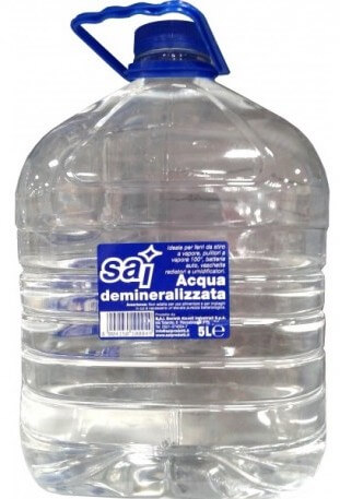 Confezione di acqua demineralizzata