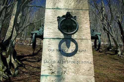 monumento presente alla sorgente del Tevere