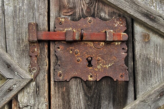 Formazione di ruggine in una vecchia serratura per porte